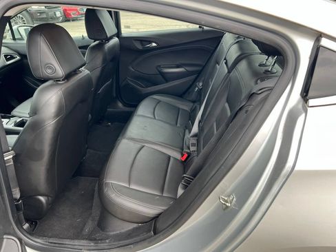 Used 2018 Chevrolet Cruze Premier FWD image 4