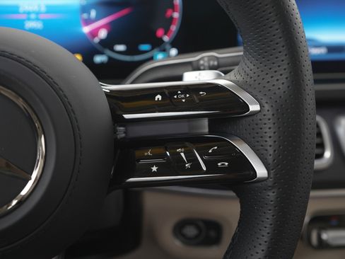 Used 2025 Mercedes-Benz GLS 450 4MATIC image 32