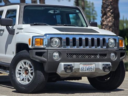 Used 2009 HUMMER H3 image 2