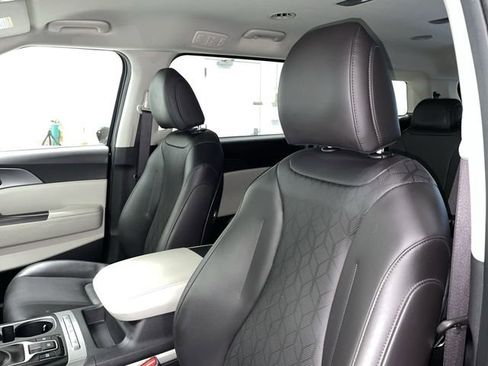 Used 2024 Kia Carnival LX image 20