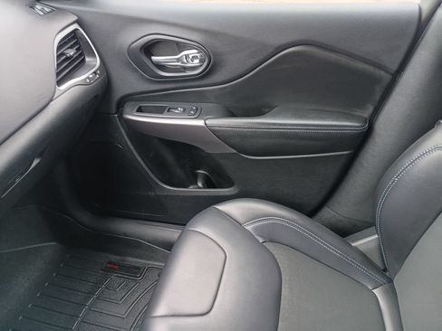Used 2019 Jeep Cherokee Latitude Plus AWD/4WD image 13