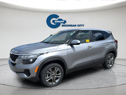 Used 2023 Kia Seltos LX AWD/4WD image 3
