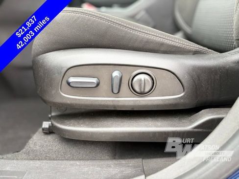 Used 2023 GMC Terrain SLE w/ Driver Convenience Package FWD image 11