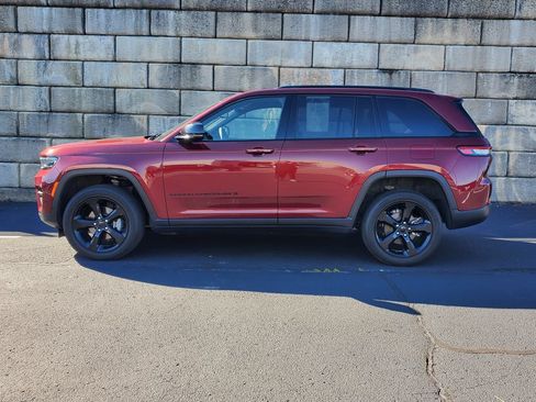 Used 2023 Jeep Grand Cherokee Altitude AWD/4WD image 2