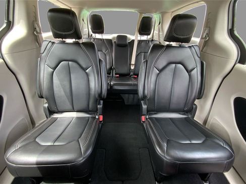 Used 2024 Chrysler Pacifica Touring-L FWD image 14