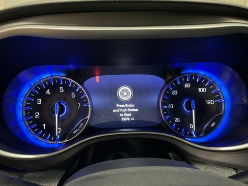 Used 2025 Chrysler Pacifica Select FWD image 18