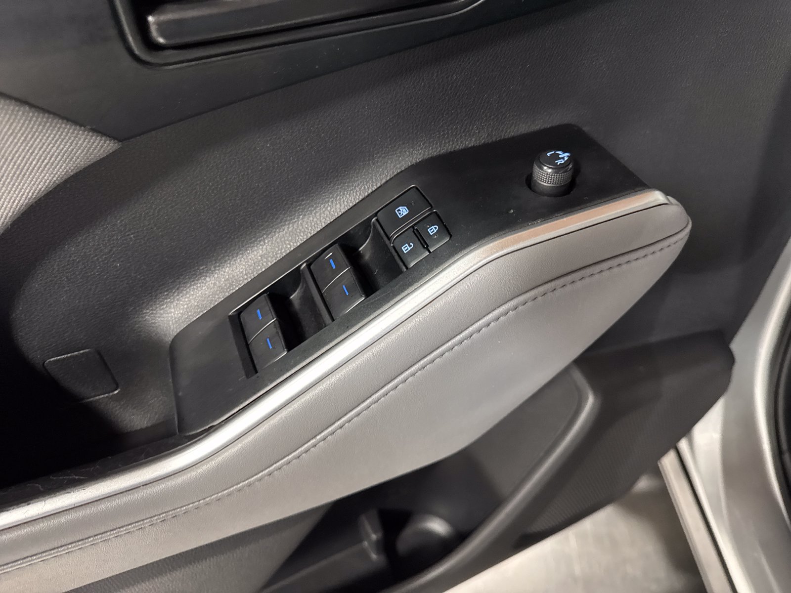 Used 2022 Toyota Highlander LE AWD/4WD image 12