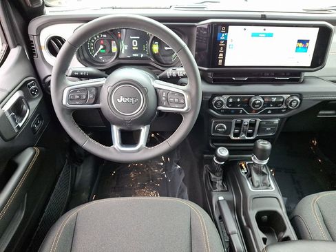 Used 2025 Jeep Wrangler Unlimited Sahara image 11