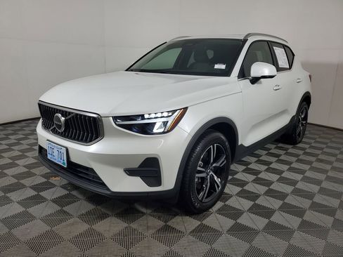 Certified 2025 Volvo XC40 B5 Core image 4