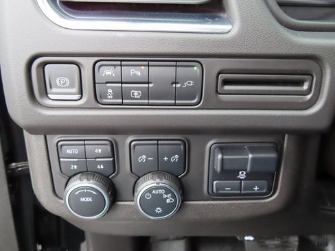 Certified 2022 Chevrolet Suburban LT w/ LT Signature Package image 13