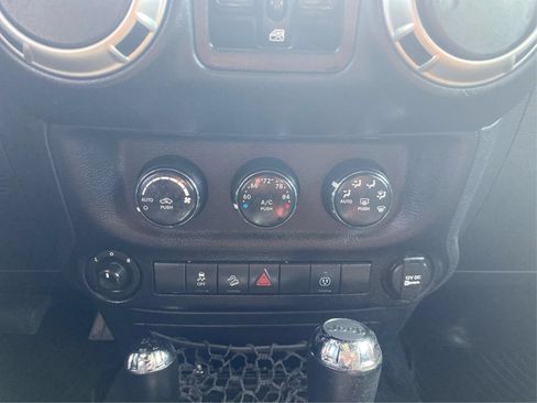 Used 2016 Jeep Wrangler Unlimited Sahara w/ Connectivity Group AWD/4WD image 16