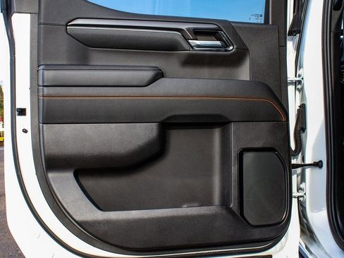 Used 2024 GMC Sierra 1500 AT4 w/ Technology Package AWD/4WD image 11