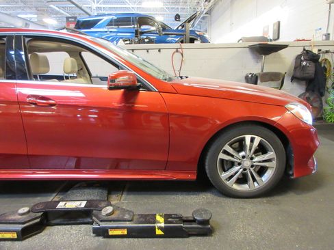 Used 2015 Mercedes-Benz E 250 BlueTEC 4MATIC Sedan image 2