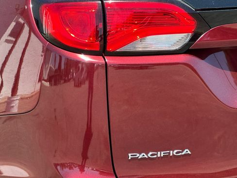 Used 2018 Chrysler Pacifica Limited FWD image 30