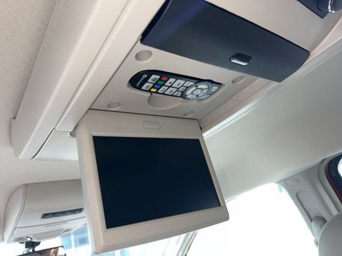 Used 2014 Chrysler Town & Country Touring-L w/ Driver Convenience Group image 8