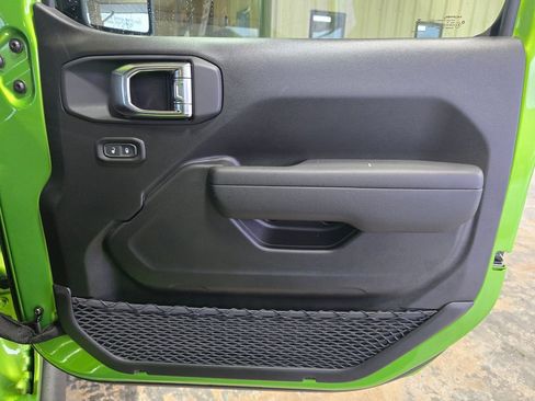 New 2025 Jeep Wrangler Unlimited Rubicon w/ Technology Group image 36