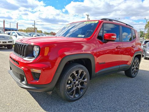 Used 2023 Jeep Renegade Latitude image 3