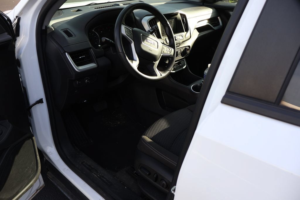 Used 2023 GMC Terrain SLE w/ Driver Convenience Package FWD image 9