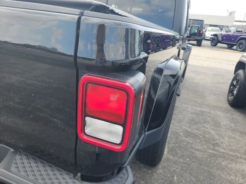Used 2022 Jeep Gladiator Sport AWD/4WD image 5