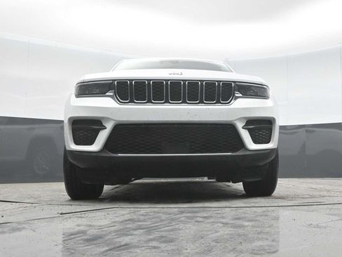 Used 2023 Jeep Grand Cherokee Laredo AWD/4WD image 27