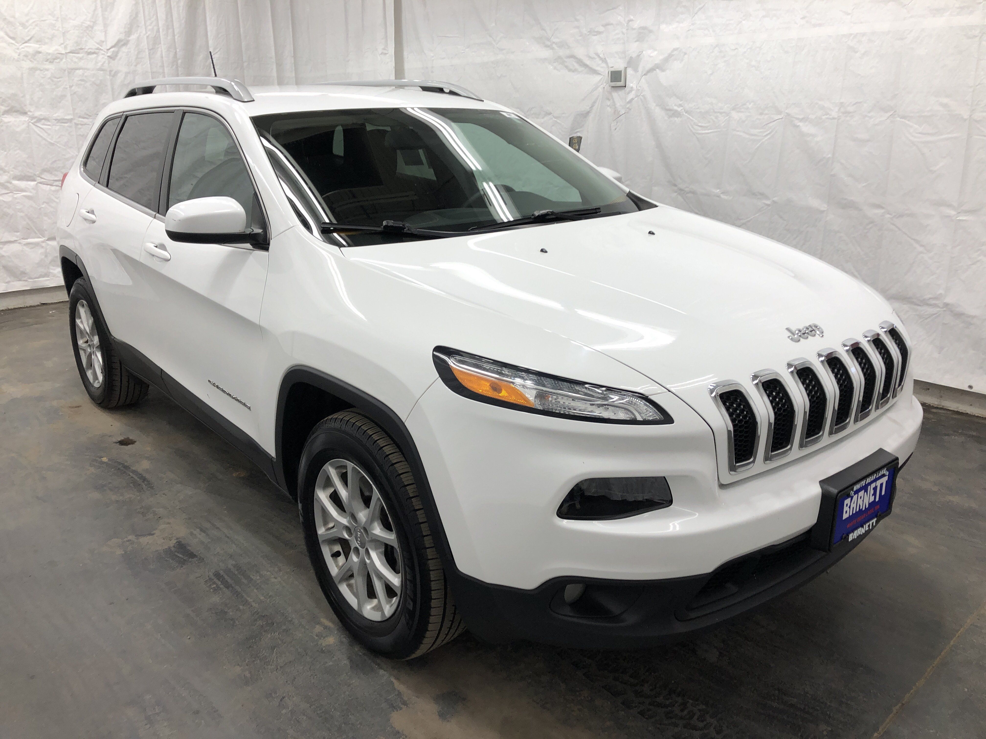 Used 2017 Jeep Cherokee Latitude w/ Cold Weather Group AWD/4WD image 3