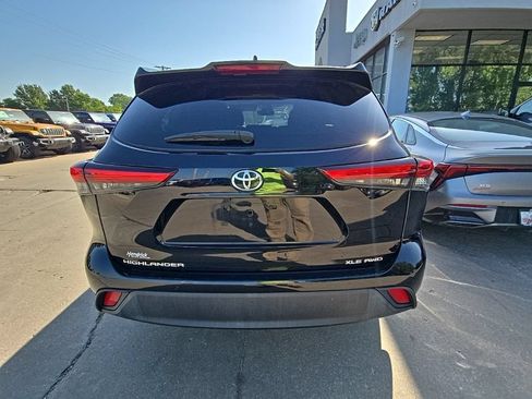 Used 2021 Toyota Highlander XLE AWD/4WD image 6