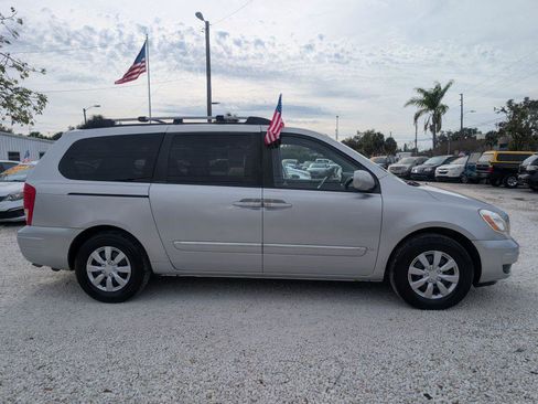 Used 2008 Hyundai Entourage Limited image 4