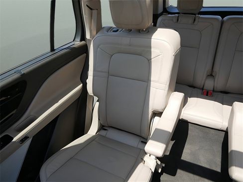 Used 2023 Lincoln Aviator Reserve w/ Equipment Group 201A image 17