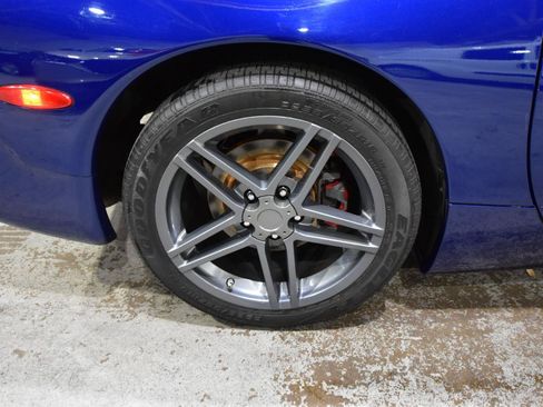 Used 2004 Chevrolet Corvette Coupe w/ Preferred Equipment Group RWD image 45