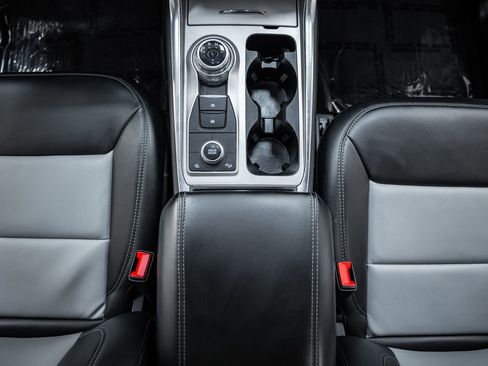 Certified 2022 Ford Explorer XLT w/ Equipment Group 202A image 31