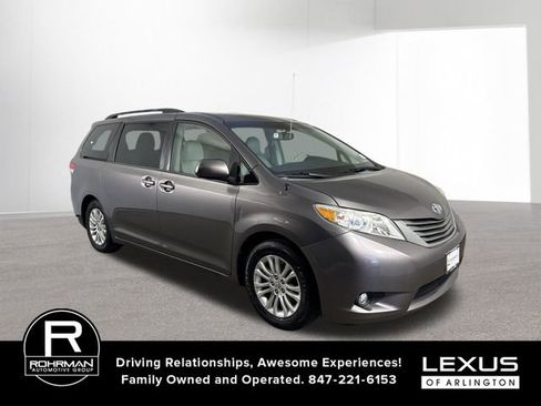 Used 2013 Toyota Sienna XLE image 3