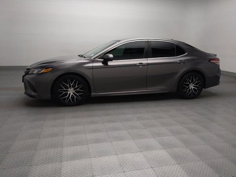 Used 2019 Toyota Camry SE image 2