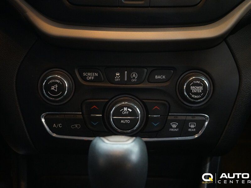 Used 2017 Jeep Cherokee Limited AWD/4WD image 16