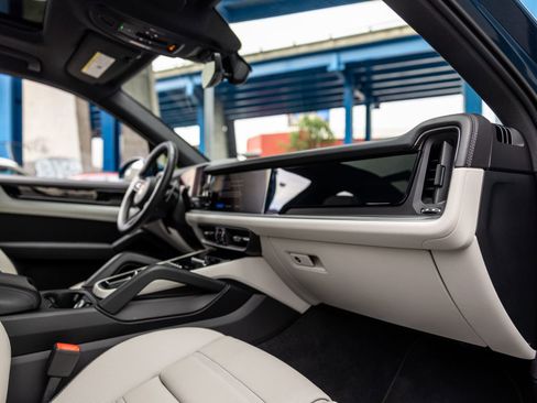 Certified 2025 Porsche Cayenne AWD/4WD image 33