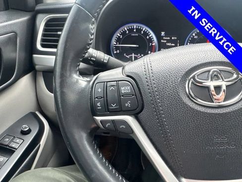 Used 2017 Toyota Highlander XLE AWD/4WD image 16