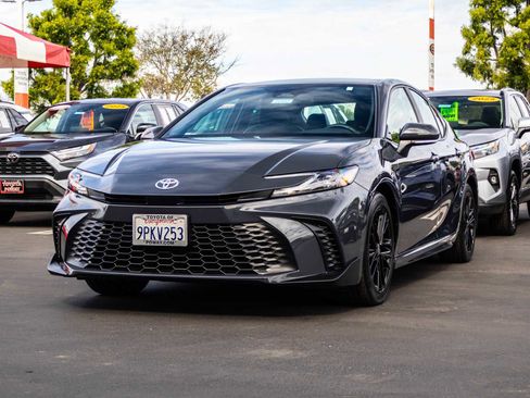 Used 2025 Toyota Camry SE image 3