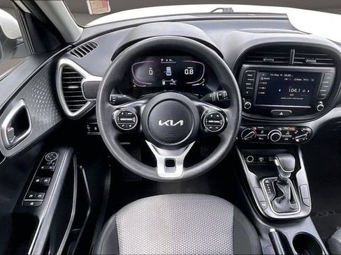 Used 2023 Kia Soul LX w/ LX Technology Package FWD image 5