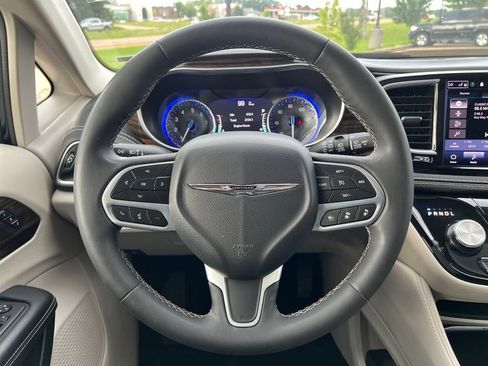 Used 2023 Chrysler Pacifica Limited image 15