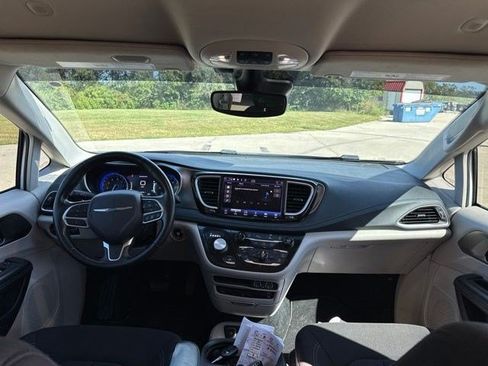 Used 2021 Chrysler Pacifica Touring w/ Uconnect Theater Family Group FWD image 16