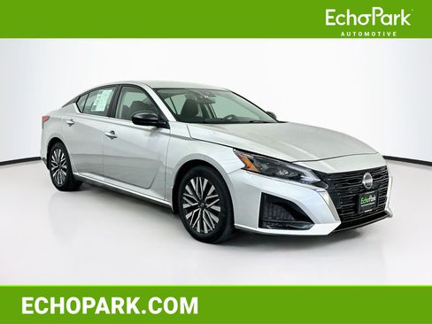 Used 2024 Nissan Altima 2.5 SV FWD image 1