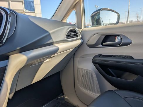 Used 2024 Chrysler Pacifica Touring-L image 32