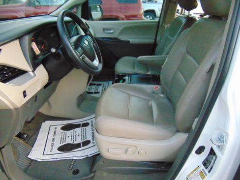 Used 2016 Toyota Sienna LE image 5