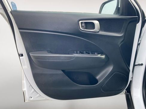 Used 2024 Hyundai Venue SEL image 16