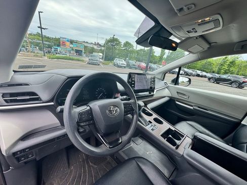 Used 2022 Toyota Sienna LE FWD image 9