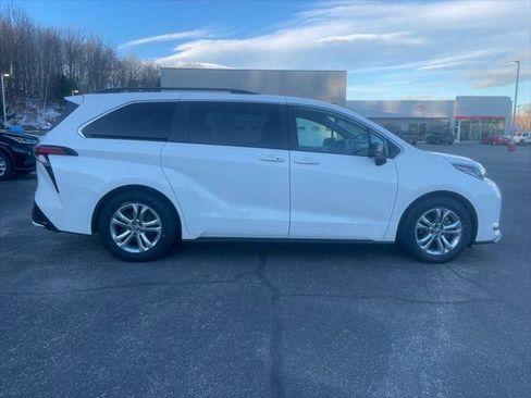 Certified 2023 Toyota Sienna XSE image 6