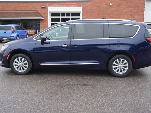 Used 2019 Chrysler Pacifica Touring-L image 2