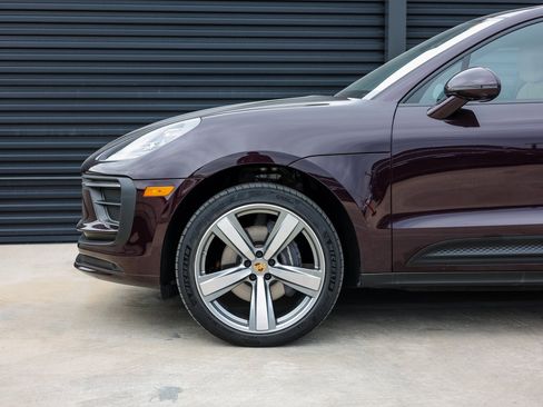 Certified 2025 Porsche Macan image 11