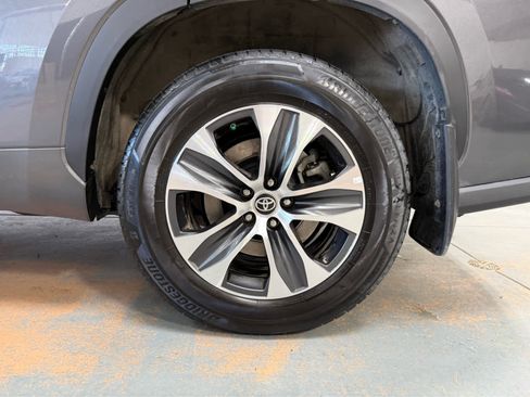 Used 2022 Toyota Highlander XLE AWD/4WD image 9