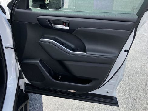 Used 2023 Toyota Highlander XLE image 34