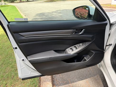 Used 2018 Honda Accord LX image 9